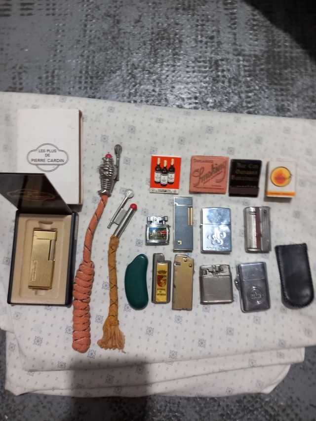 Un sacco di vecchi accendini