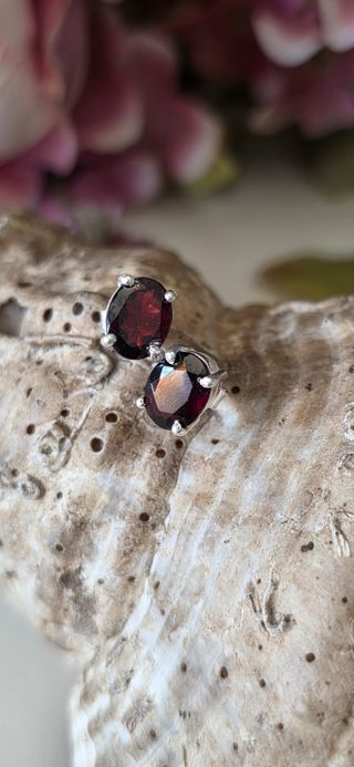 Pendientes granates montados en plata