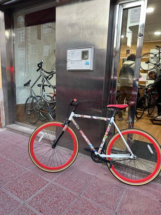Bicicleta de paseo Fixie: Moderna y con freno 