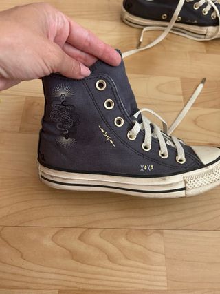 Converse grises y doradas
