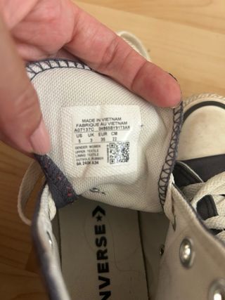 Converse grises y doradas