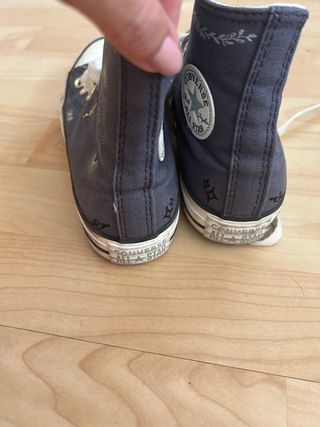 Converse grises y doradas