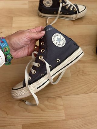 Converse grises y doradas