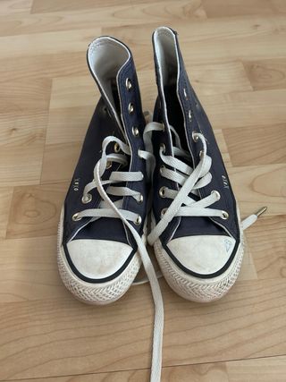 Converse grises y doradas