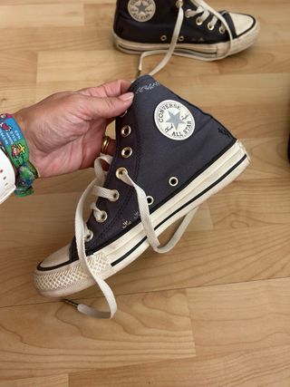 Converse grises y doradas