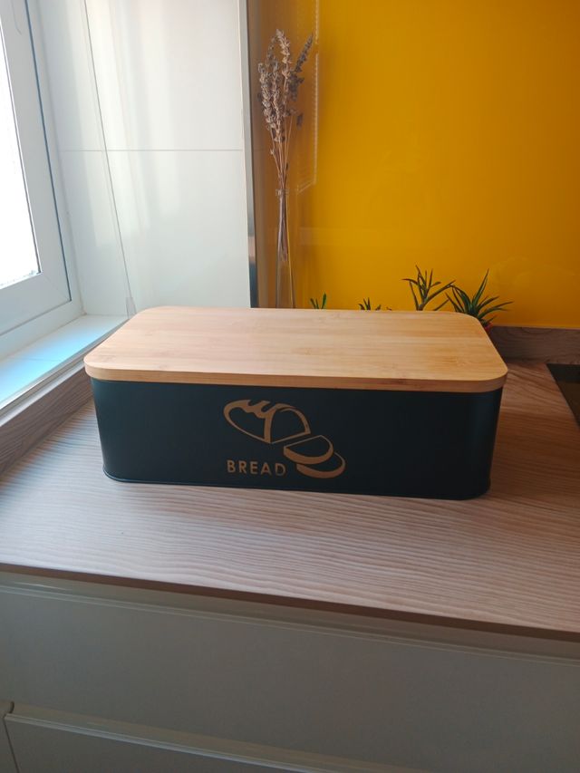 Panera negra con tapa madera
