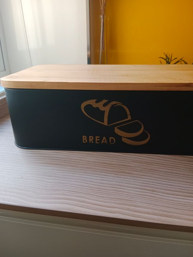 Panera negra con tapa madera