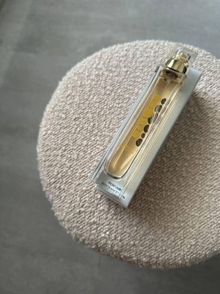 Cosméticos varios: colonia, maquillaje