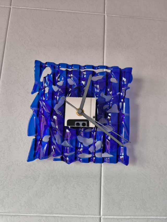 Reloj de pared artesanal azul