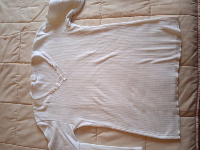 Camisetas térmicas blancas de mujer.