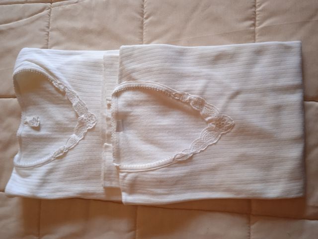 Camisetas térmicas blancas de mujer.