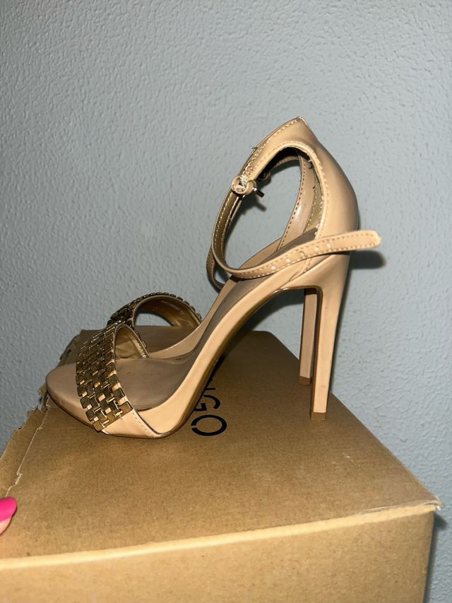 Tacones MANGO color beige y dorado, talla 36