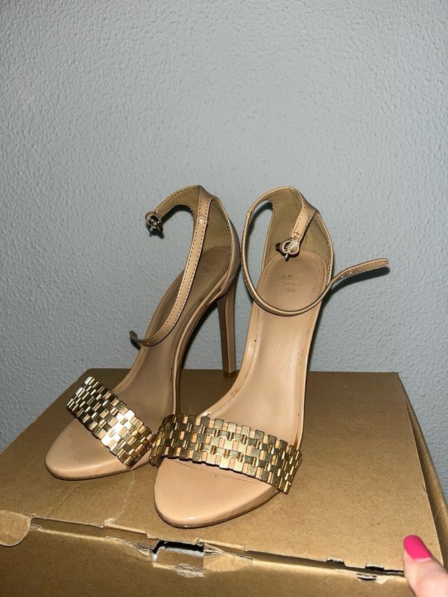 Tacones MANGO color beige y dorado, talla 36
