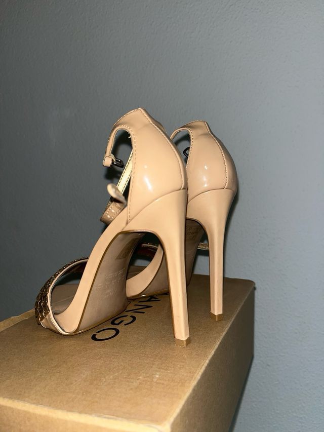 Tacones MANGO color beige y dorado, talla 36