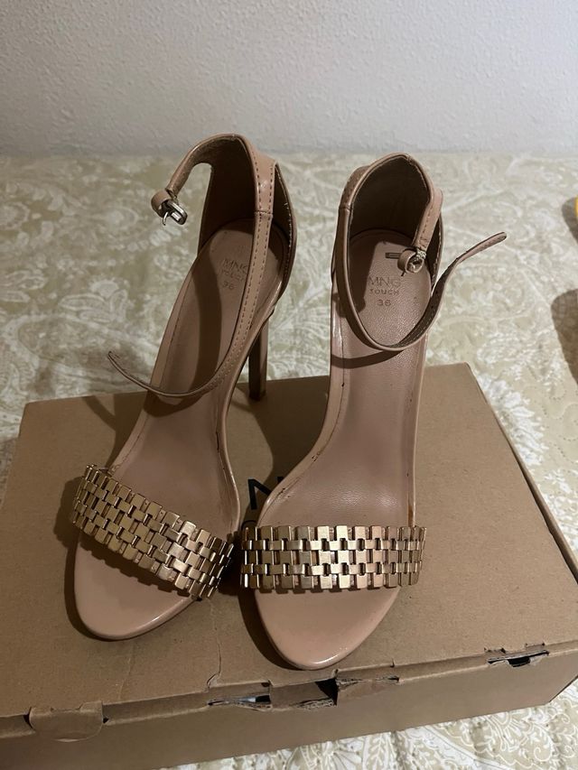 Tacones MANGO color beige y dorado, talla 36