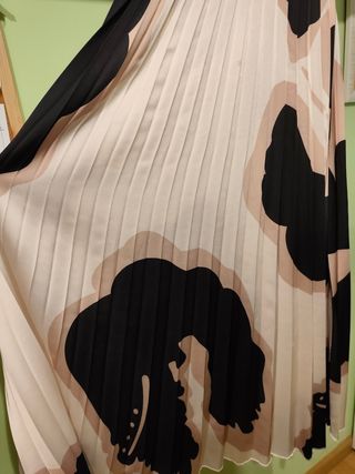 Falda plisada beige y negra