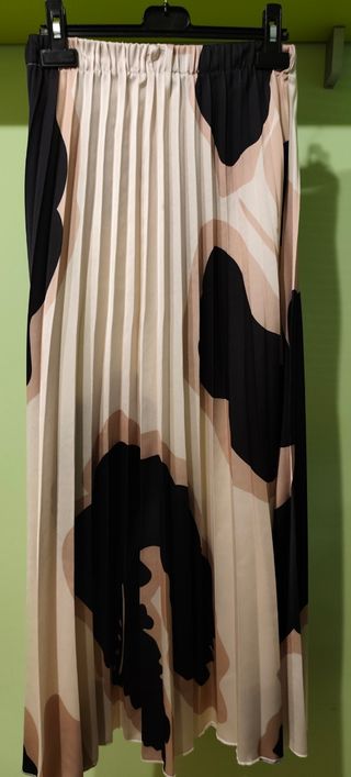 Falda plisada beige y negra