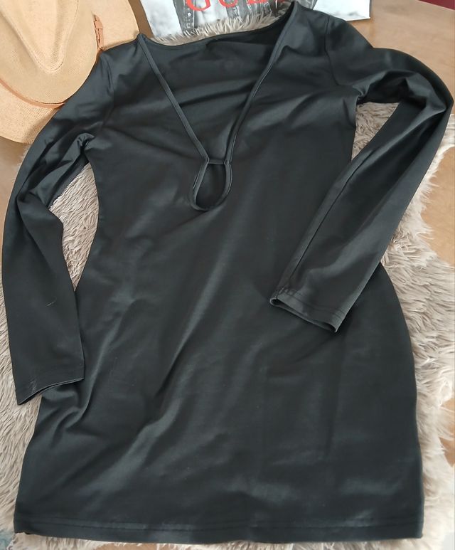 Vestido negro corto, escotado