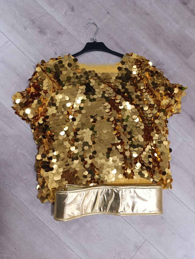 Blusa con paillettes dorate. Capodanno. Natale