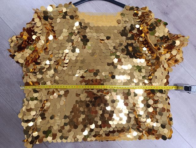 Blusa con paillettes dorate. Capodanno. Natale