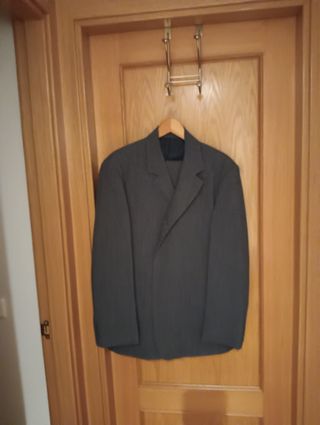 Traje gris azul de la Talla L-52 y corbata.