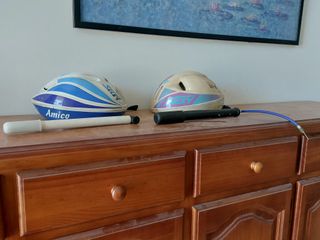 2 bicicletas, más dos cascos, más dos manchas