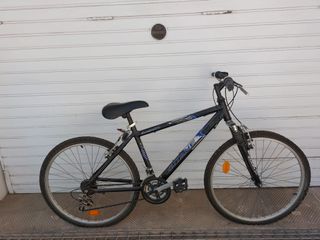 2 bicicletas, más dos cascos, más dos manchas