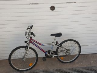 2 bicicletas, más dos cascos, más dos manchas