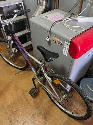2 bicicletas, más dos cascos, más dos manchas
