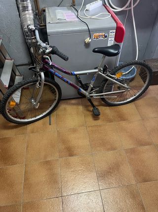 2 bicicletas, más dos cascos, más dos manchas