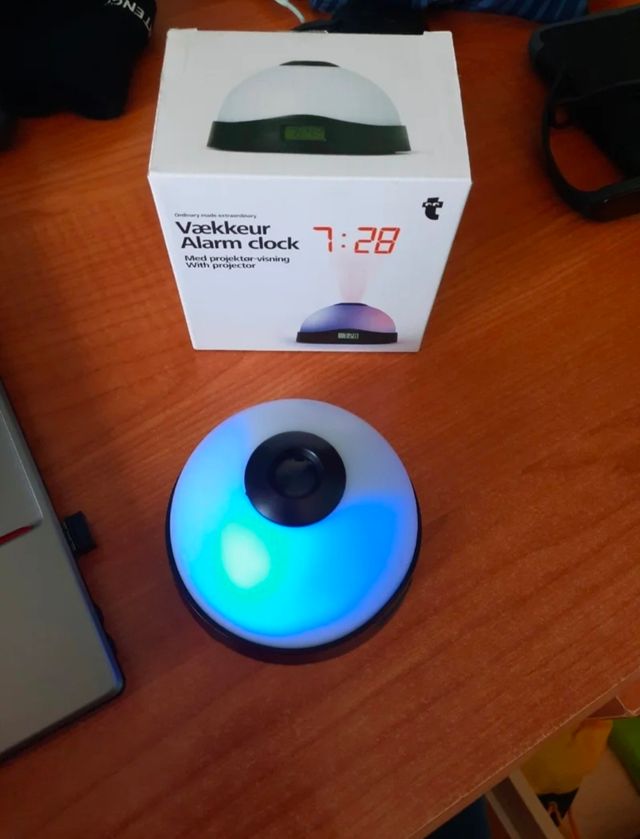Reloj despertador con proyector