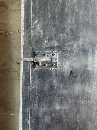 Puerta metálica con puerta pequeña