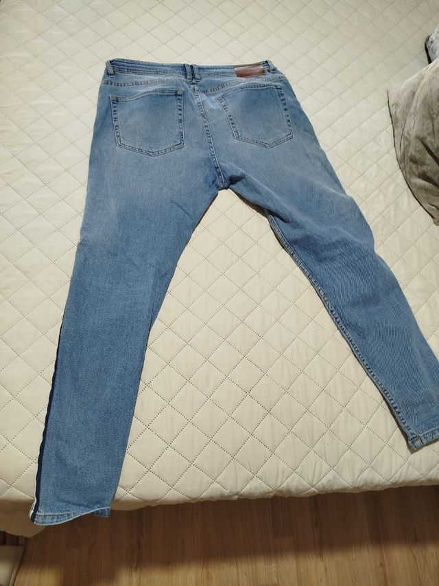 Jeans azul hombre talla 44 (Bershka)