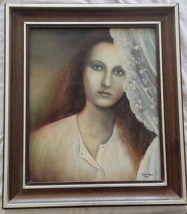 Retrato al óleo: Mujer tras cortina