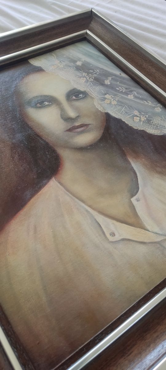 Retrato al óleo: Mujer tras cortina