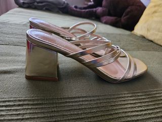 Sandalias MARY PAZ doradas - talla 38