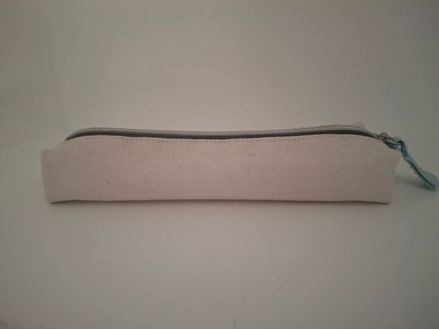 Estuche blanco de tela.