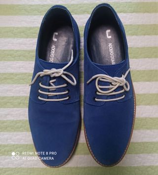 Zapatos Adolfo Domínguez ante azul