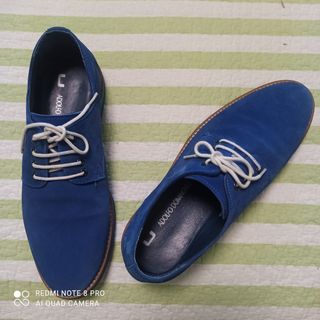 Zapatos Adolfo Domínguez ante azul