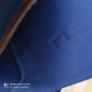 Zapatos Adolfo Domínguez ante azul