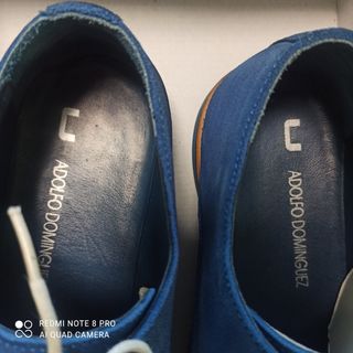 Zapatos Adolfo Domínguez ante azul