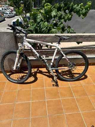 Bicicleta montaña blanca