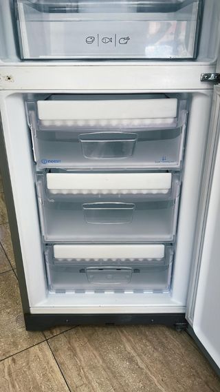 Nevera Indesit combi, No Frost, Clase A con garant