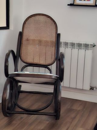 Mecedora vintage de madera y mimbre