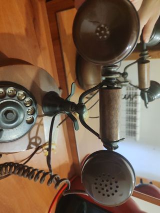 Teléfono antiguo de madera