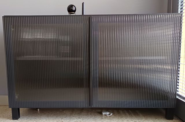 Mueble vitrina Ikea - Negro. Nuevo