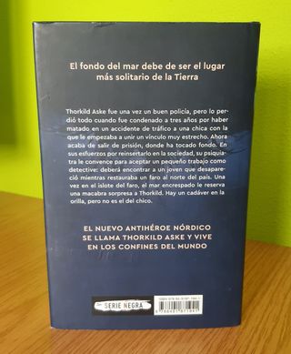 Novela negra Bajo el faro-Heine Bakkeid
