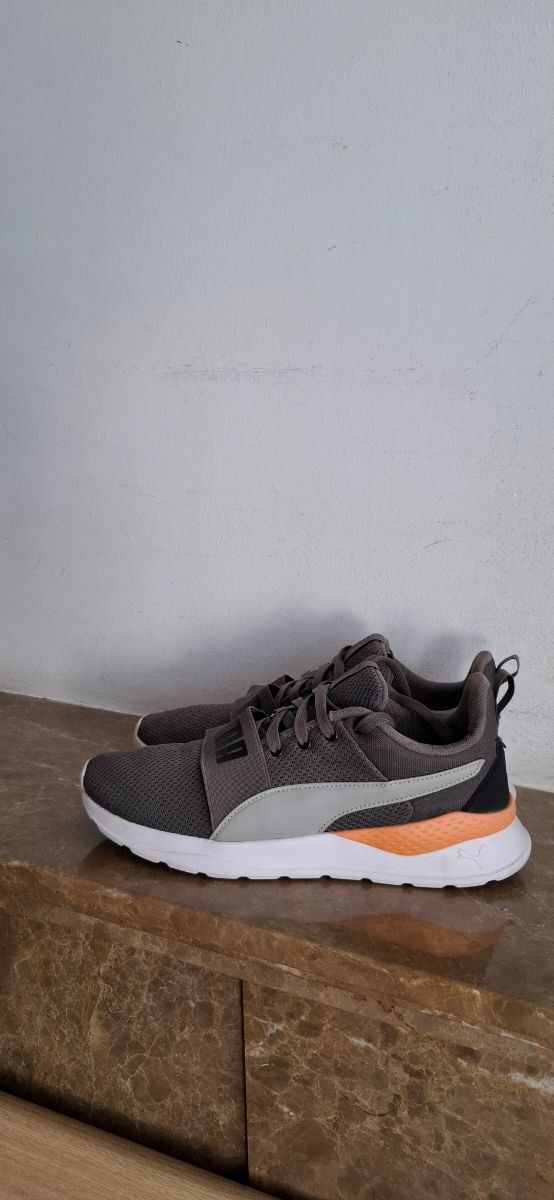 Zapatillas Puma grises y naranjas