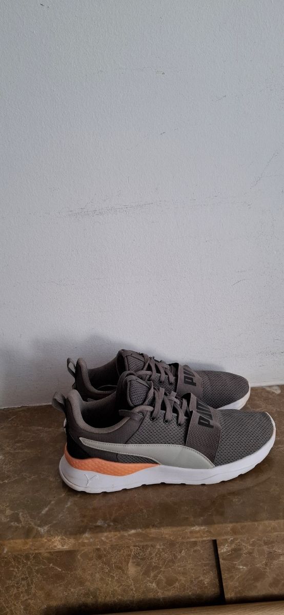 Zapatillas Puma grises y naranjas