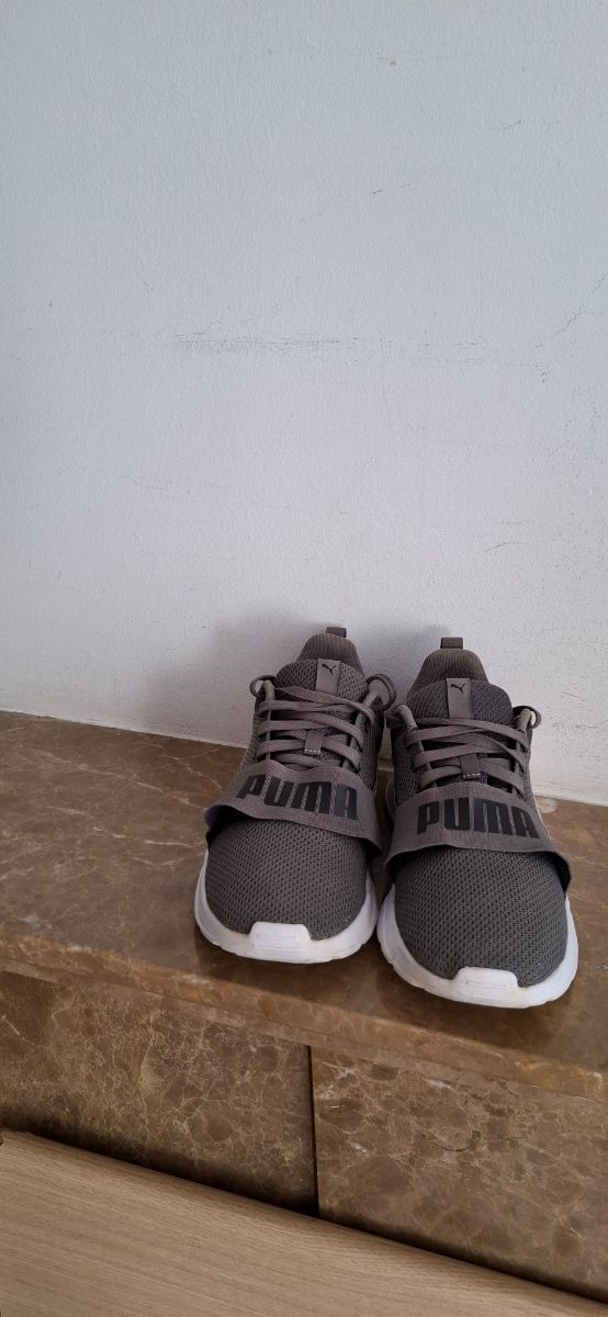 Zapatillas Puma grises y naranjas